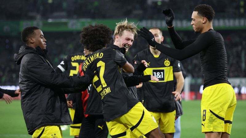 Los jugadores del Borussia Dortmund celebran después del partido contra el VfL Wolfsburg.