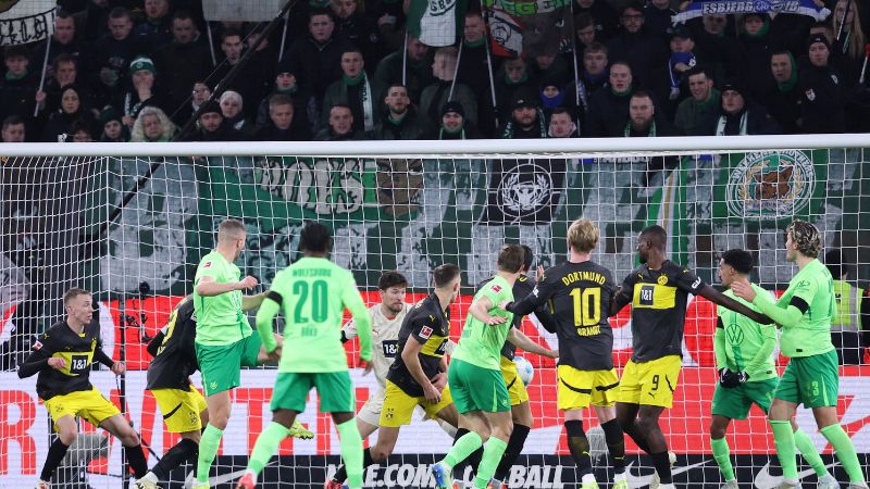 El defensa eslovaco del Wolfsburgo, Denis Vavro,, marca el gol del 1-3 contra el Borussia Dortmund.