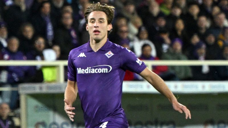 El centrocampista italiano de la Fiorentina, Edoardo Bove, corre durante el partido contra el Inter de Milán.