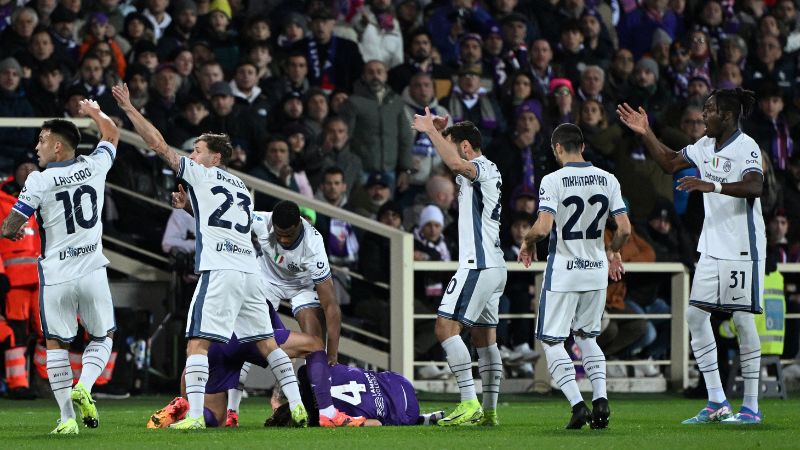 Los jugadores de Fiorentina e Inter de Milán piden atención médica después de que el mediocampista italiano Edoardo Bove se desplomara repentinamente al suelo.