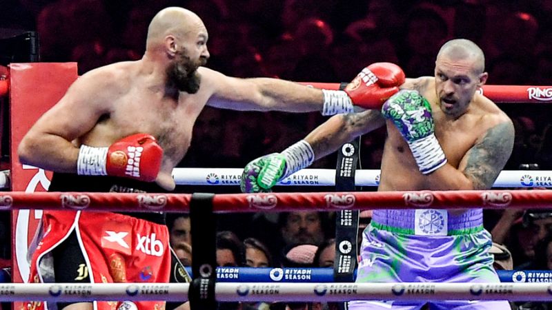 El británico Tyson Fury (rojo) y el ucraniano Oleksandr Usyk (azul) compiten durante su revancha por el campeonato mundial de peso pesado en el Kingdom Arena en Riad.