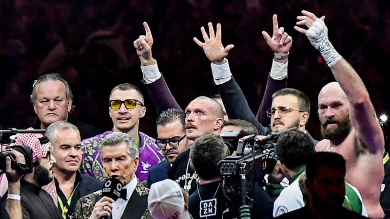 El ucraniano Oleksandr Usyk y el británico Tyson Fury están en el ring durante el anuncio del ganador después de su revancha por el campeonato mundial de peso pesado en el Kingdom Arena en Riad.