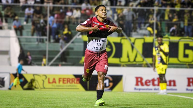 El delantero Brayan Moya celebra el gol del Real España frente a Génesis Comayagua.