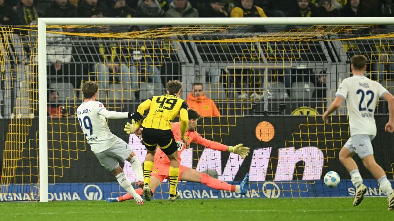 El delantero danés del Hoffenheim, Jacob Bruun Larsen, marca el gol del empate frente al Borussia Dortmund.