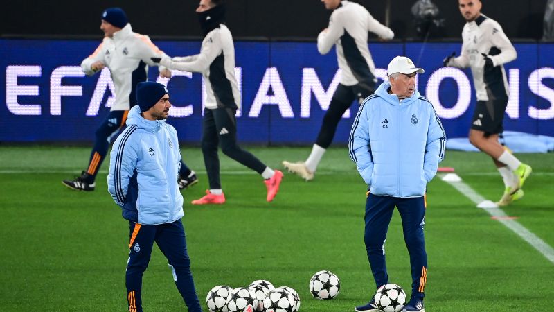 El entrenador italiano del Real Madrid, Carlo Ancelotti, observa el entrenamiento de sus dirigidos.