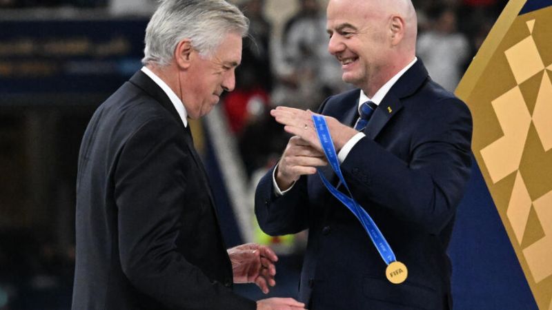 Carlo Ancelotti recibe la medalla de campeón con el Real Madrid en la Copa Intercontinental.