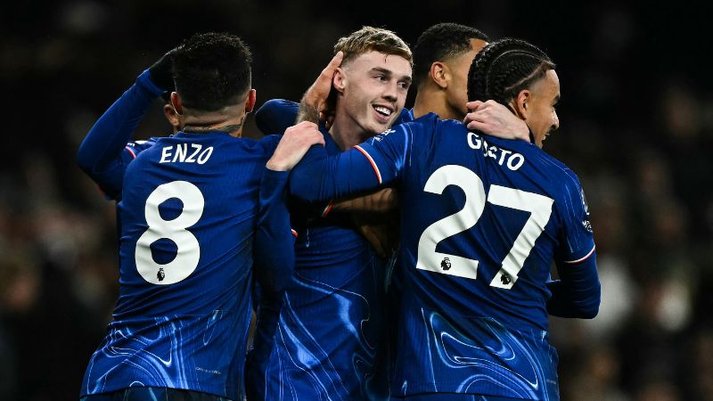 El centrocampista inglés del Chelsea Cole Palmer celebra después de anotar el cuarto gol de su equipo sobre el Tottenham Hotspur.