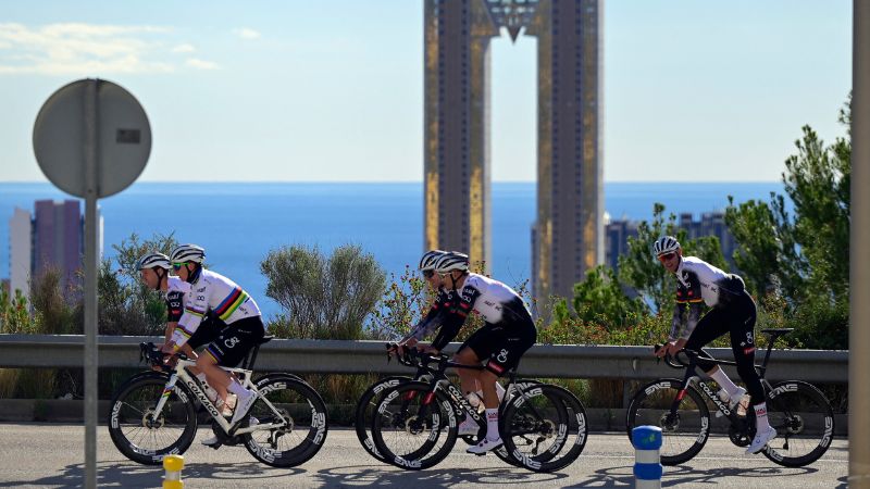 El ciclista esloveno Tadej Pogacar, del equipo de los Emiratos Árabes Unidos, pedalea con sus compañeros de equipo durante una sesión de entrenamiento en Benidorm.