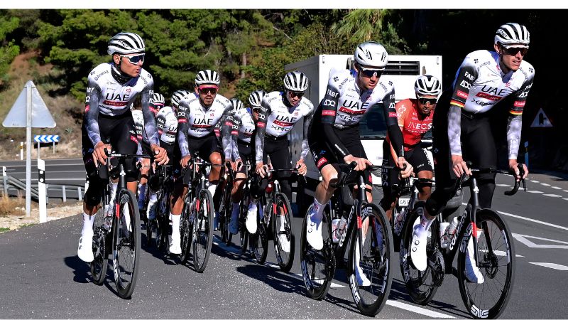 Ciclistas del UAE Team pedalean durante una sesión de entrenamiento en Benidorm.