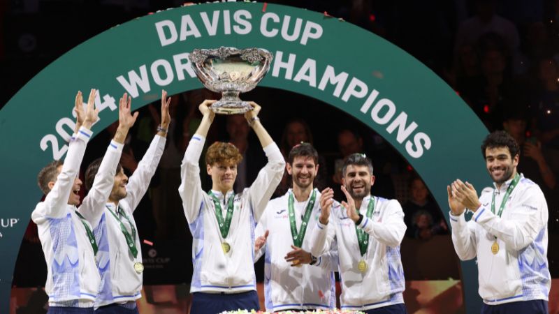 Jannik Sinner de Italia levanta el trofeo con sus compañeros de equipo después de ganar la final de la Copa Davis en el Palacio de Deportes José María Martín Carpena en Málaga.