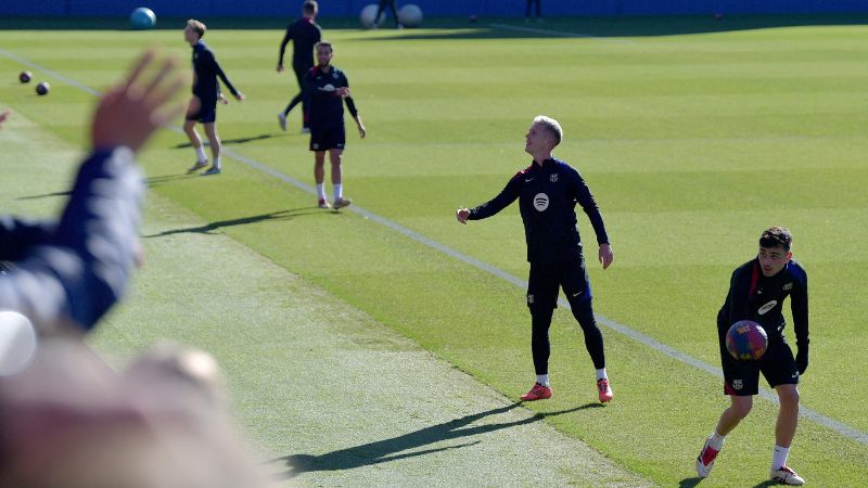 El delantero español del Barcelona, ​​Daniel Olmo, y sus compañeros de equipo asisten a una sesión de entrenamiento.