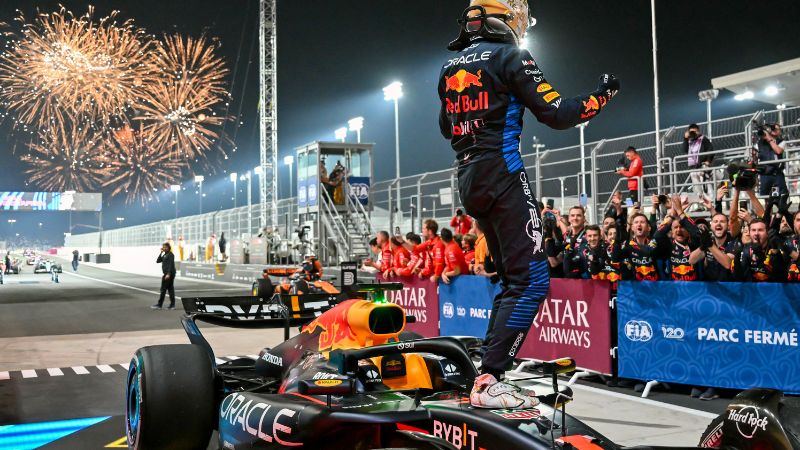 El piloto holandés de Red Bull Racing, Max Verstappen, celebra al salir de su coche en el parque cerrado después de ganar el Gran Premio de Fórmula Uno de Qatar .