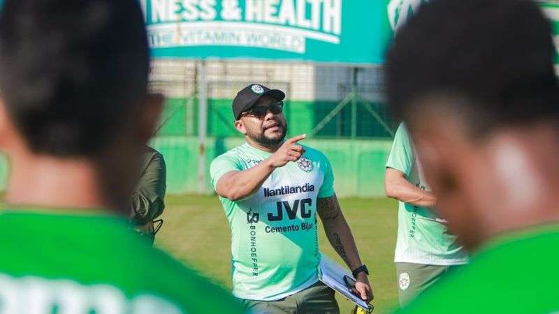 El ex jugador de Marathón, Emil Martínez, dirige la pretemporada del cuadro "verde".