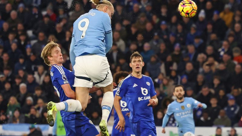 El delantero noruego del Manchester City, Erling Haaland, marca de cabeza el segundo gol de su equipo frente al Leicester City.