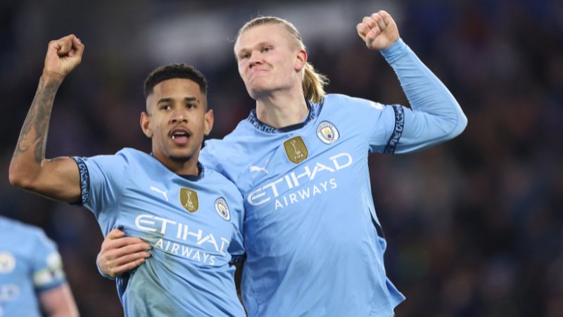 El delantero noruego del Manchester City, Erling Haaland, celebra con su compañero de equipo, Savinho.