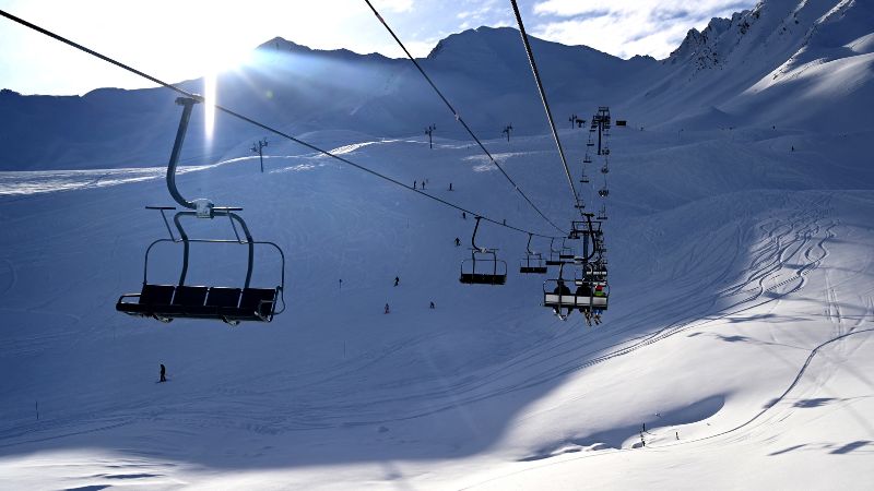 Esquiadores sentados en telesillas en Sainte-Anne, una pequeña estación de esquí cerca de La Condamine-Chatelard, en los Alpes franceses.