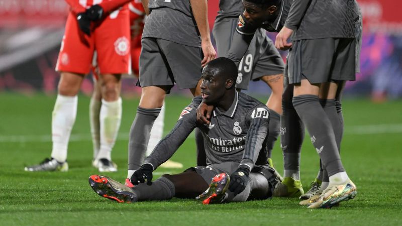 El lateral izquierdo del Real Madrid, Ferland Mendy, sufre un problema muscular en el cuádriceps derecho.