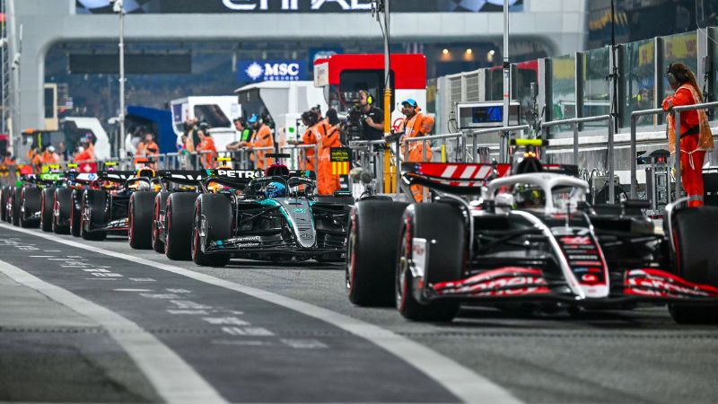 Los pilotos se alinean para la sesión de clasificación antes del Gran Premio de Fórmula Uno de Abu Dabi.