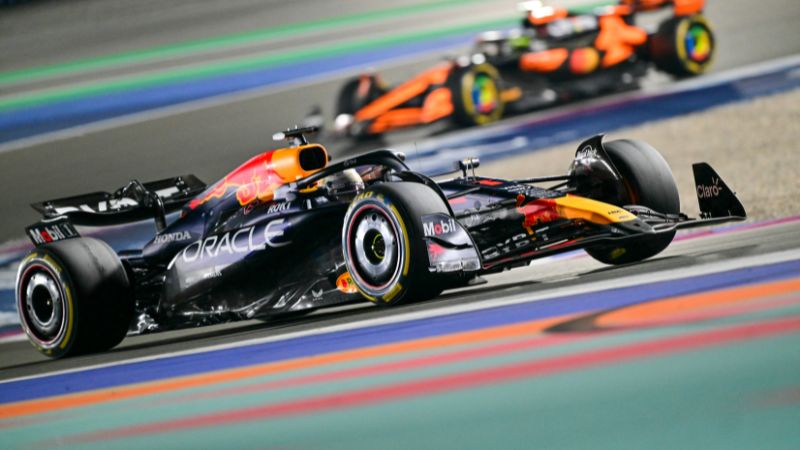 El piloto holandés de Red Bull Racing, Max Verstappen, conduce durante el Gran Premio de Fórmula Uno de Qatar.