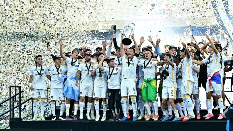 Los jugadores de Los Angeles Galaxy celebran después de ganar la final de la Copa de la Major League Soccer (MLS) frente al NY Red Bulls.