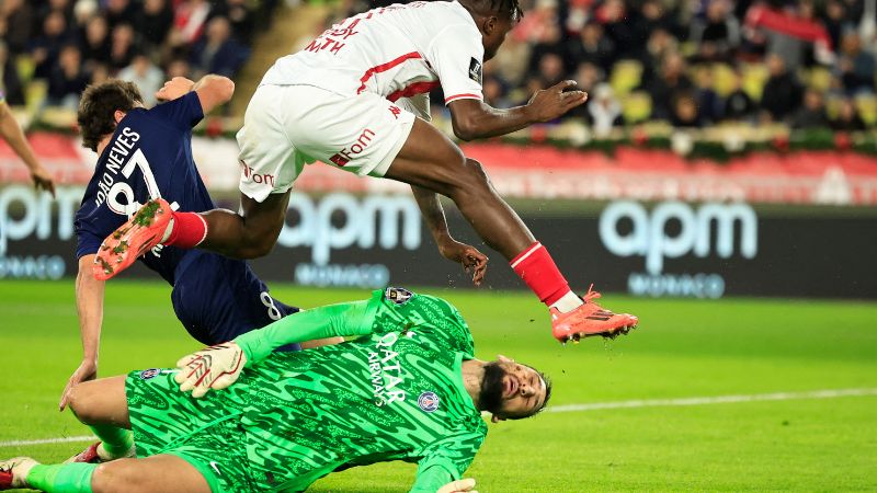 En esta acción sale afectado el portero italiano del PSG, Gianlui Donnarummaig.