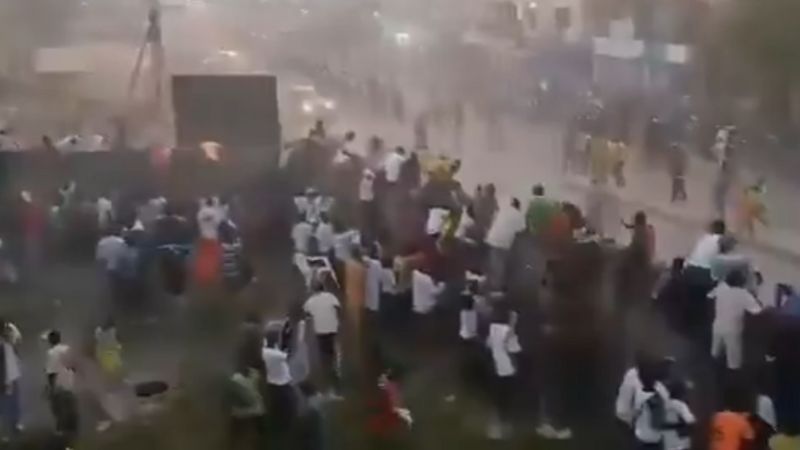 Reportan decenas de muertos en Guinea, a raíz de un partido de fútbol.