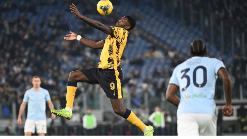 El delantero francés del Inter de Milán, Marcus Thuram, controla el balón durante el partido contra la Lazio.