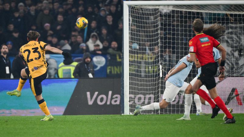 El centrocampista italiano del Inter de Milán, Nicolo Barella, marca el tercer gol de su equipo frente a la Lazio.