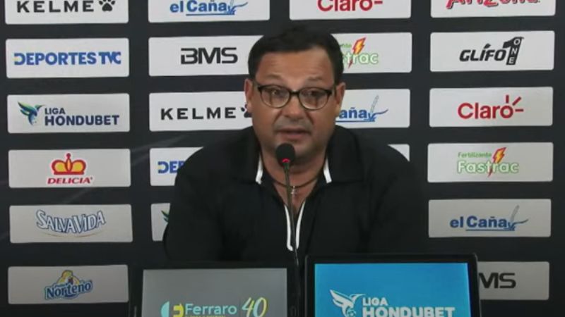 El técnico del Real España, Jeaustin Campos, dijo estar molesto con el arbitraje de Armando Castro.