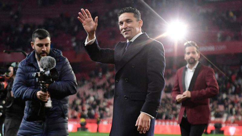 El defensa español del Sevilla, Jesús Navas, saluda durante su ceremonia de despedida, en el estadio Ramón Sánchez Pizjuán.