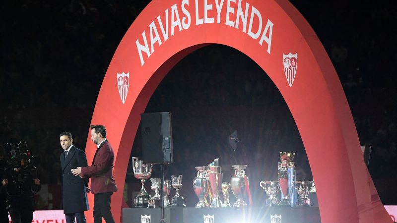 El defensa español del Sevilla, Jesús Navas, posa junto a los trofeos durante su ceremonia de despedida, en el estadio Ramón Sánchez Pizjuán.