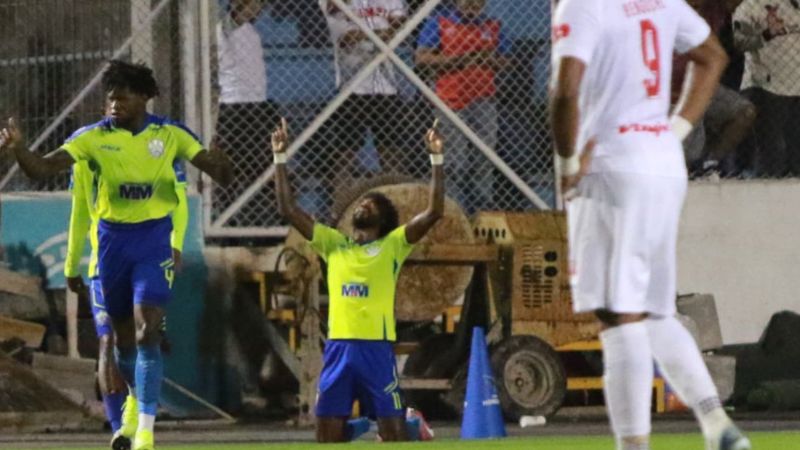 El delantero brasileño de Potros de Olancho FC, Joanderson, celebra el tanto del empate frente a Olimpia.