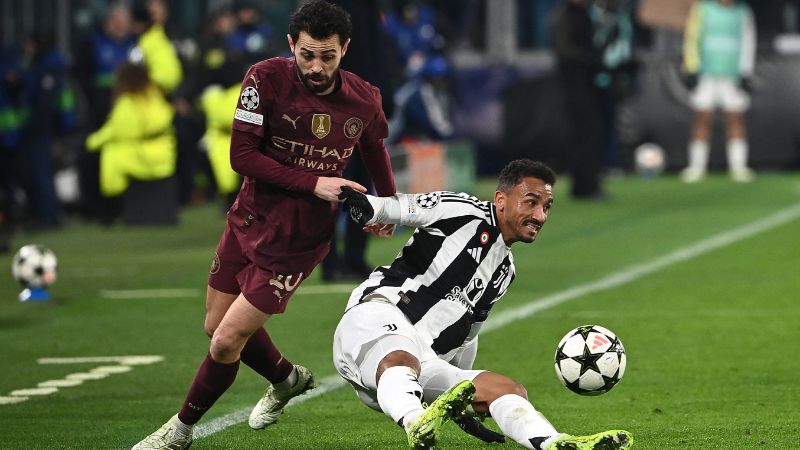 El centrocampista portugués del Manchester City, Bernardo Silva, y el defensa brasileño de la Juventus, Danilo, luchan por el balón.