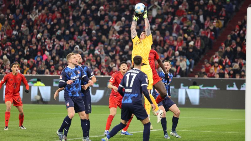 El portero alemán del Heidenheim, Kevin Mueller, sale por el balón en uno de los ataques del Bayern Múnich.