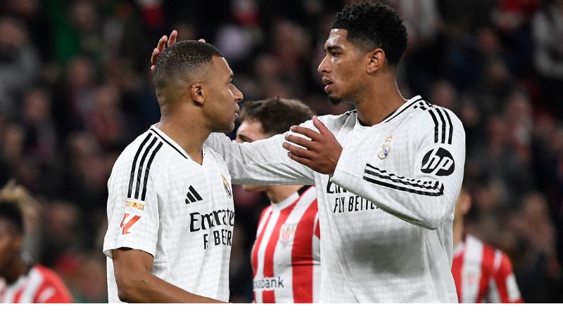 El delantero francés del Real Madrid, Kylian Mbappé, es consolado por su compañero Jude Bellingham luego de fallar el penal ante el Athletic Club.