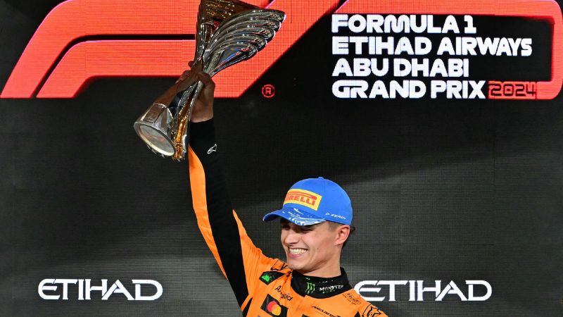 El piloto británico de McLaren, Lando Norris, celebra en el podio tras ganar el Gran Premio de Fórmula 1 de Abu Dabi.