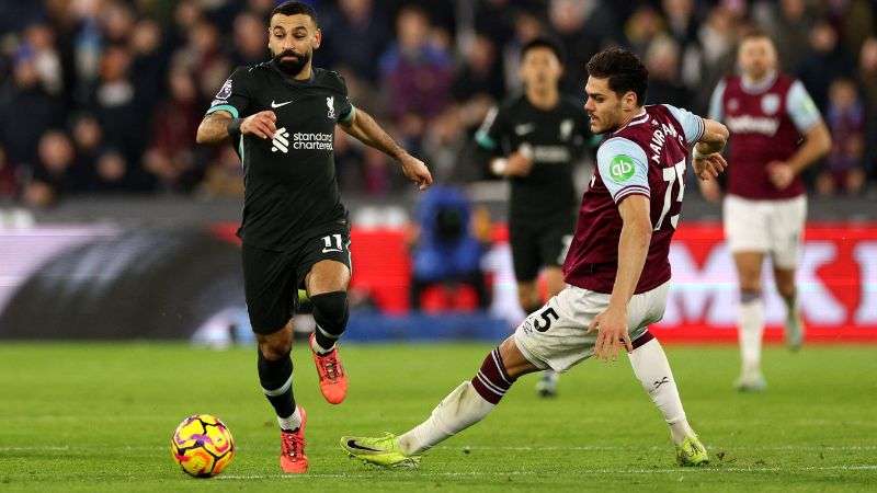 El delantero egipcio del Liverpool, Mohamed Salah, supera al defensa del West Ham United, Konstantinos Mavropanos.