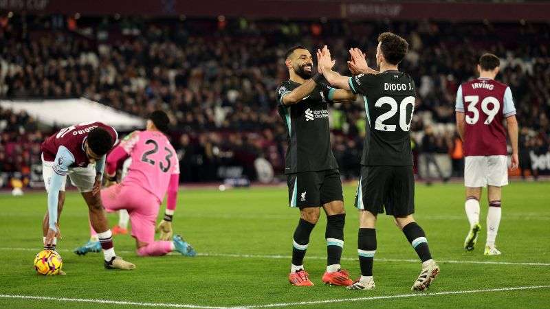 El delantero portugués del Liverpool, Diogo Jota, celebra junto a Mohamed Salah el quinto de su equipo sobre West Ham United.