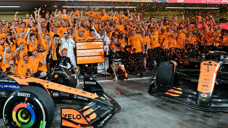 El personal de McLaren celebra la victoria en el campeonato de constructores después del Gran Premio de Fórmula 1 de Abu Dabi en el Circuito Yas Marina.