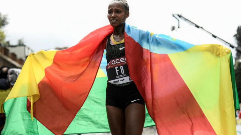 La atleta Megertu Alemu se envuelve en la bandera de Etiopía tras ganar el maratón.