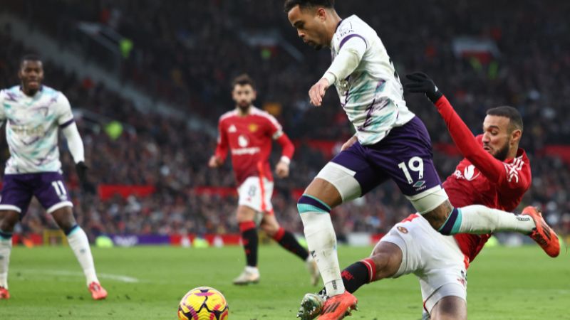 El defensa marroquí del Manchester United, Noussair Mazraoui, comete una falta sobre el delantero holandés del Bournemouth, Justin Kluivert.