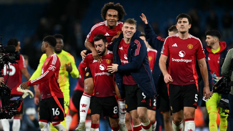 Los jugadores del Manchester United, Bruno Fernandes, Joshua Zirkzee y Rasmus Hojlund celebran el triunfo sobre el Manchester City.