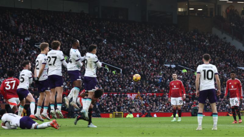 El centrocampista portugués del Manchester United, Bruno Fernandes, lanza un tiro libre durante el partido contra el Bournemouth.