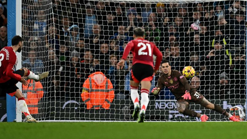 El centrocampista portugués del Manchester United, Bruno Fernandes, marca el primer gol sobre el City.