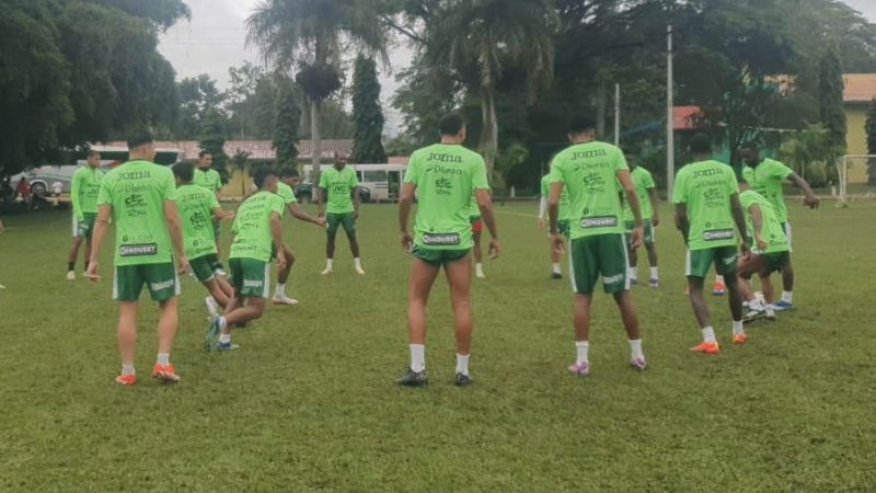 El plantel de jugadores de Marathón entrenó este lunes en Catacamas, Olancho.