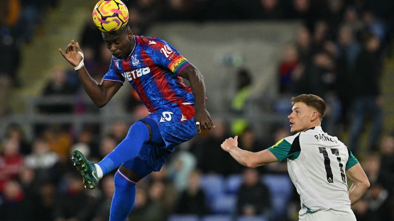 El defensa inglés del Crystal Palace, Marc Guehi, porta el gafete de capitán con un mensaje religioso.