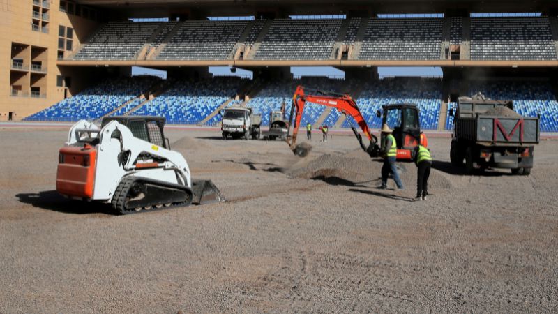 Trabajadores de la construcción trabajan en el Estadio de Marrakech, en Marruecos.