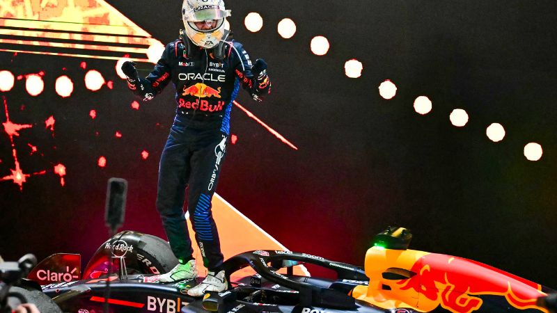 El piloto holandés de Red Bull Racing, Max Verstappen, celebra después de ganar el Gran Premio de Fórmula Uno de Qatar.