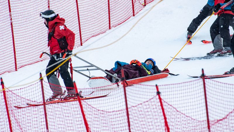 Mikaela Shiffrin, del equipo de EE. UU., es trasladada en un trineo por médicos de patrulla de esquí después de sufrir un accidente.