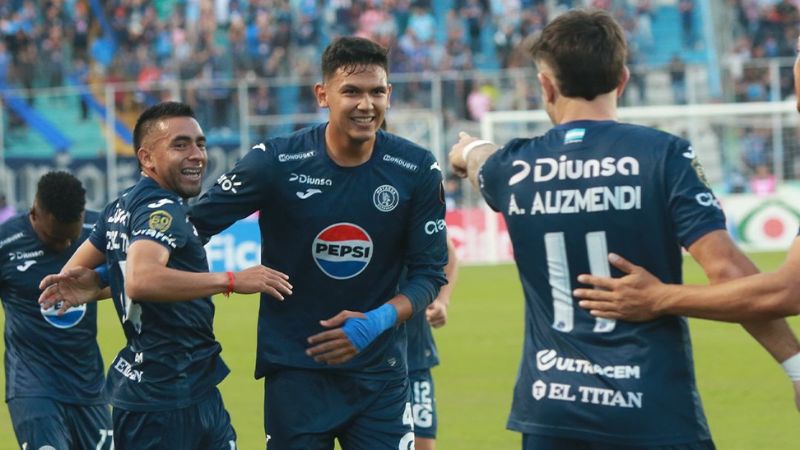 Los jugadores de Motagua celebran el pase a la gran final del torneo de Apertura.